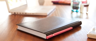 Bannière accueil crayon OnBook rose Tombow élégant, simple, rose, s'accroche sur livre et autre